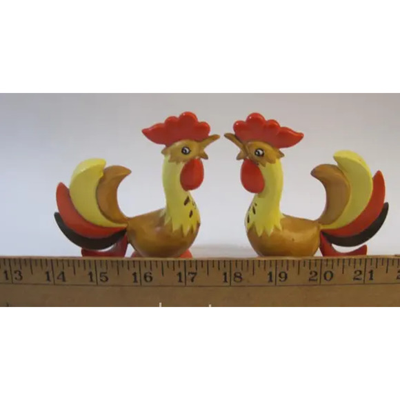 Two VINTAGE 1960's Holt Howard Rooster Salt shakers with stoppers and stickers - Picture 4 of 8